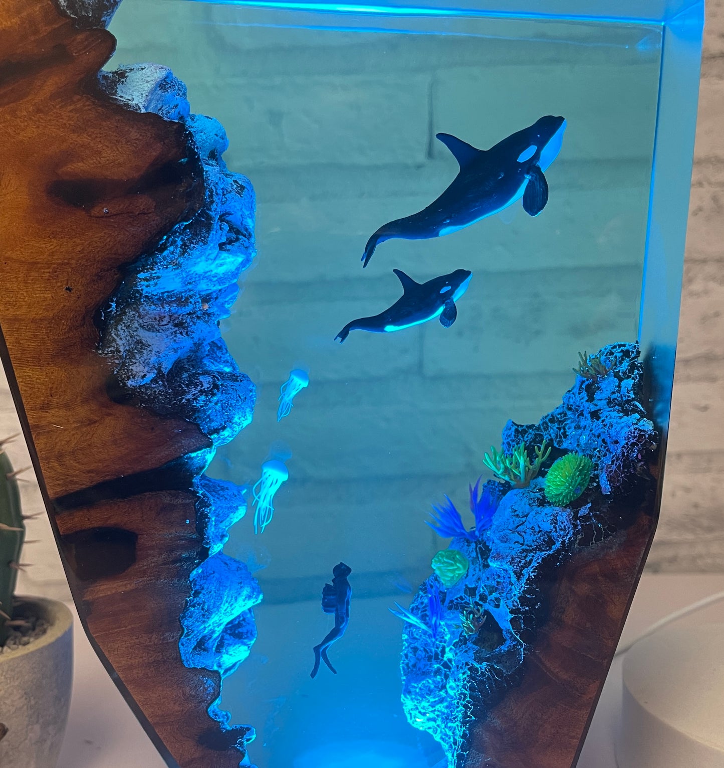 Killer whale resin lamp