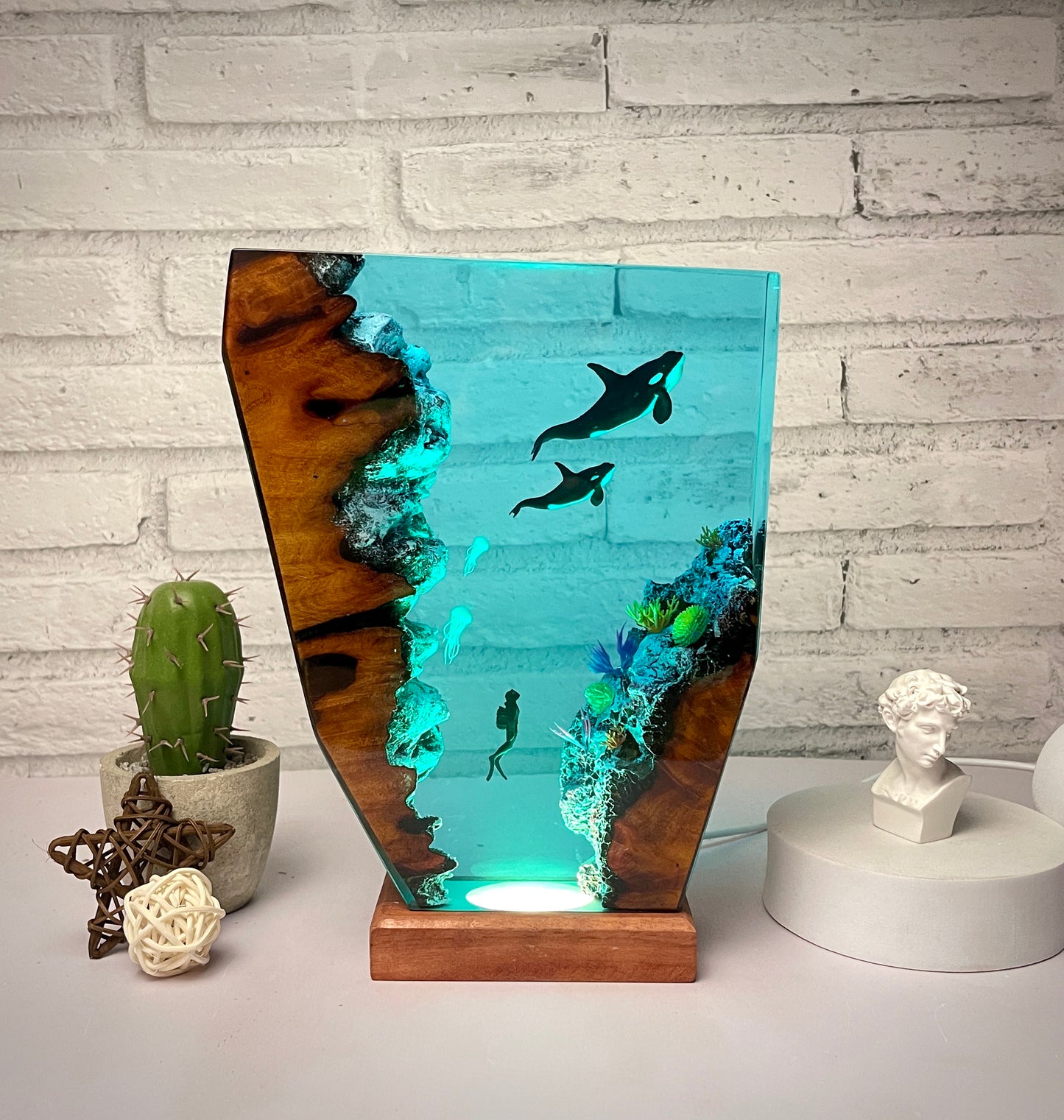 Killer whale resin lamp