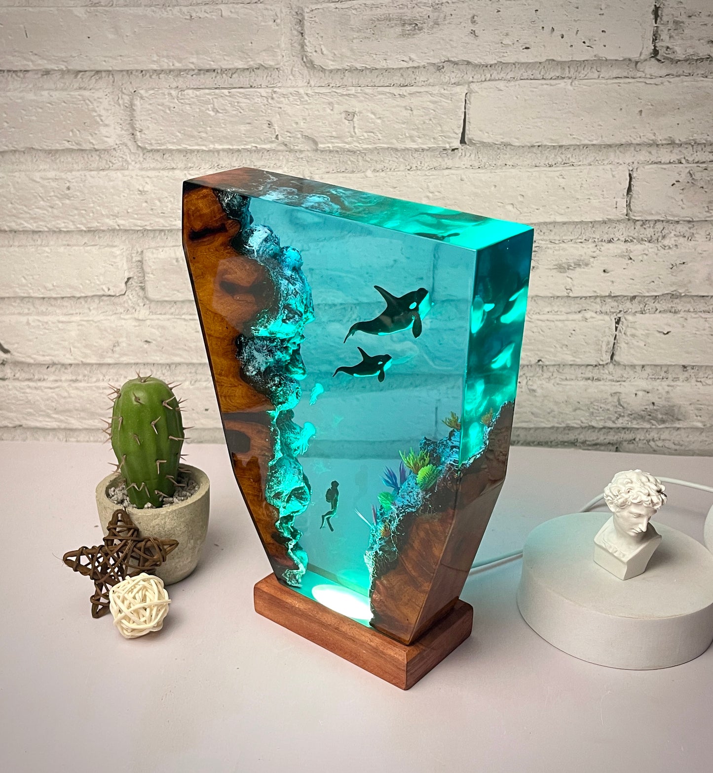 Killer whale resin lamp