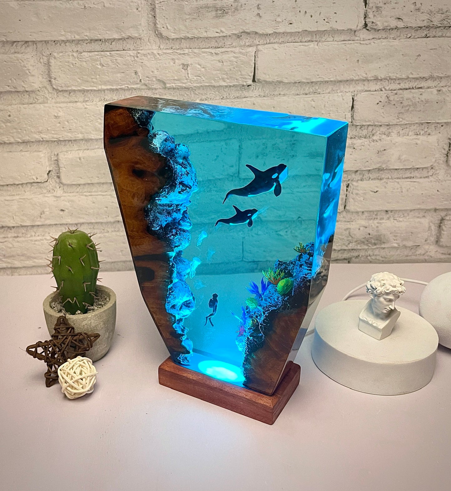 Killer whale resin lamp