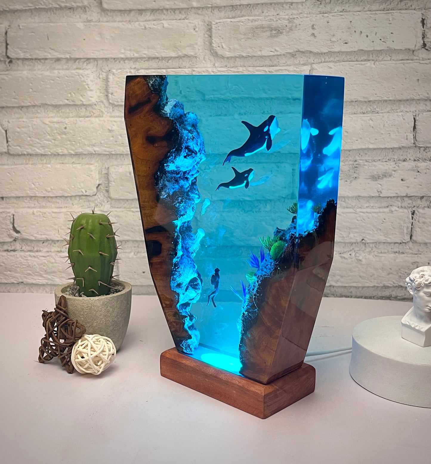 Killer whale resin lamp