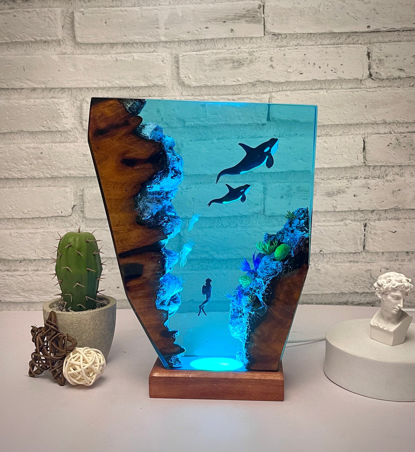 Killer whale resin lamp