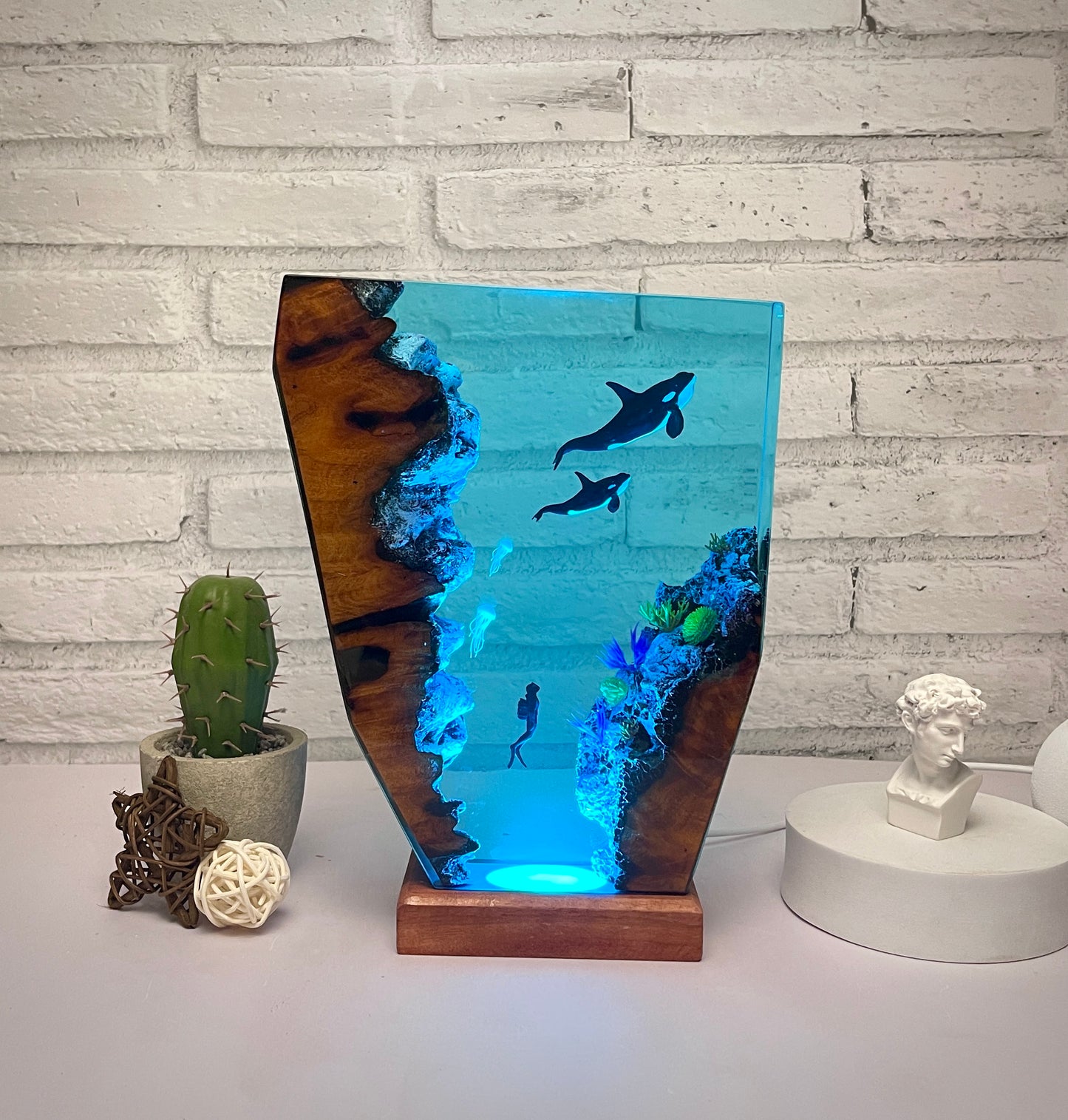 Killer whale resin lamp