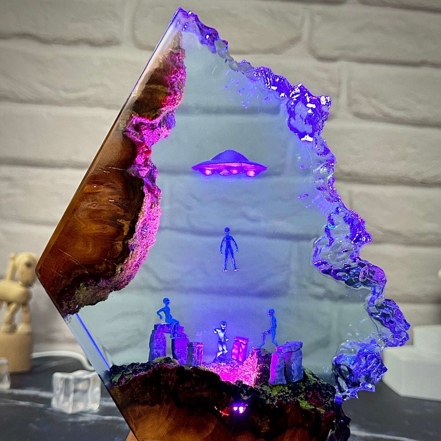 Aliens and Stonehenge resin lamp