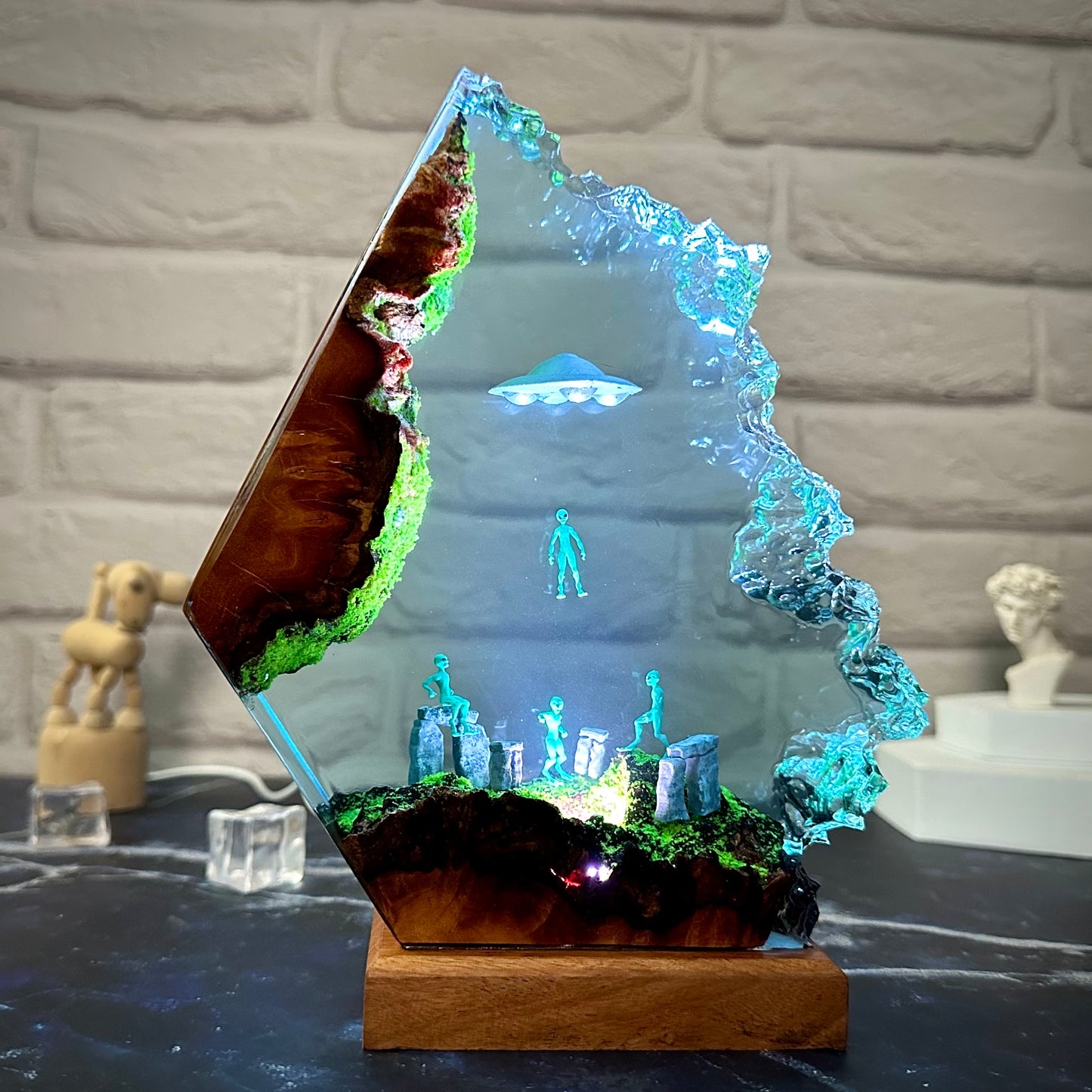 Aliens and Stonehenge resin lamp